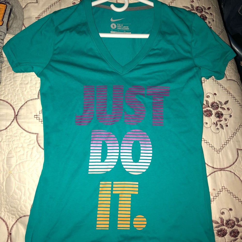 Women’s Nike shirt ‼️Never worn‼️
